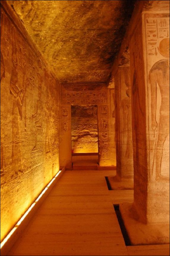 <i><b>Abu Simbel-024</b></i>